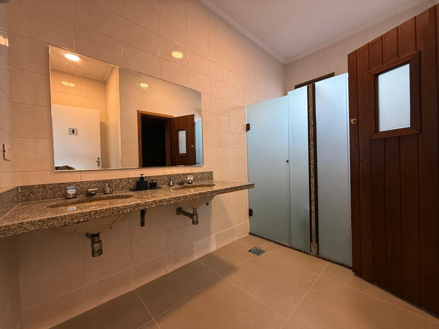 Apartamento Alto Padrão Frente Mar com 4 Dormitórios, 3 Suítes e 3 Vagas na Orla de Santos