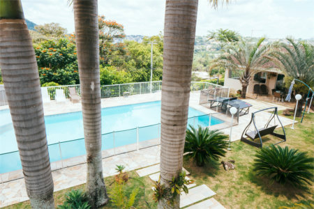 Casa à venda com 5 quartos, sendo 4 suítes, no condomínio Flamboyant, Atibaia - SP