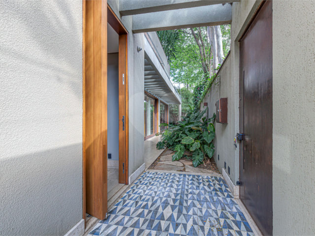 Casa à venda com 4 quartos, sendo 3 suítes,  em Vila Nova Conceição, São Paulo, SP