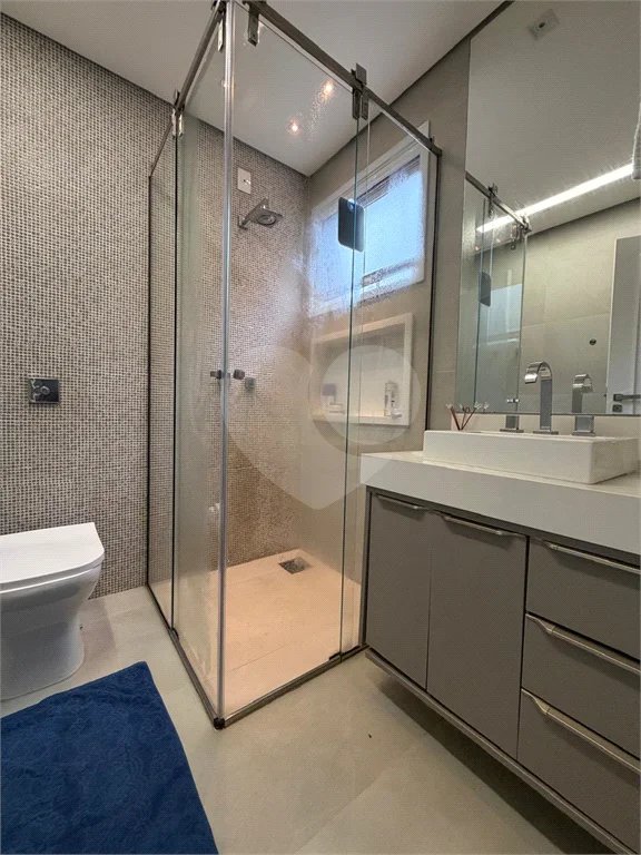 Casa de alto padrão em condomínio exclusivo com 4 suítes