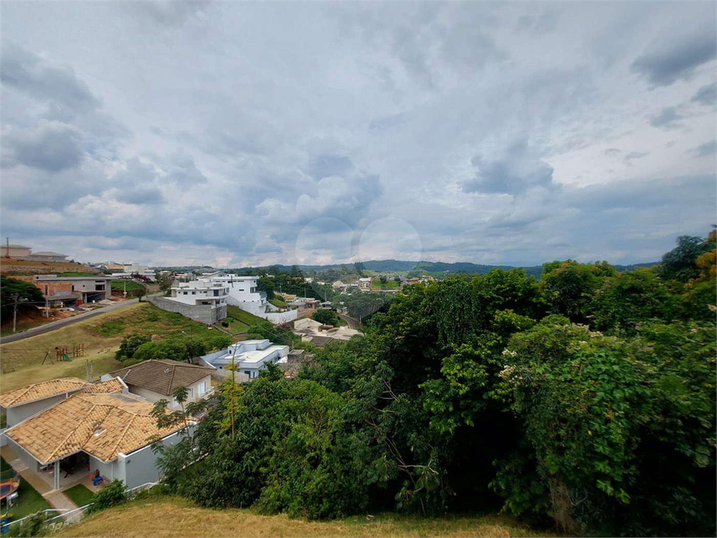 Sobrado à venda com 3 quartos, sendo 1 suíte, em Vila Omízollo, Louveira, SP