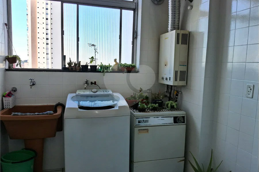 Prédio com portaria 24 horas, e lazer. Apartamento com 3 dormitórios, uma suíte, 2 vagas de garagem
