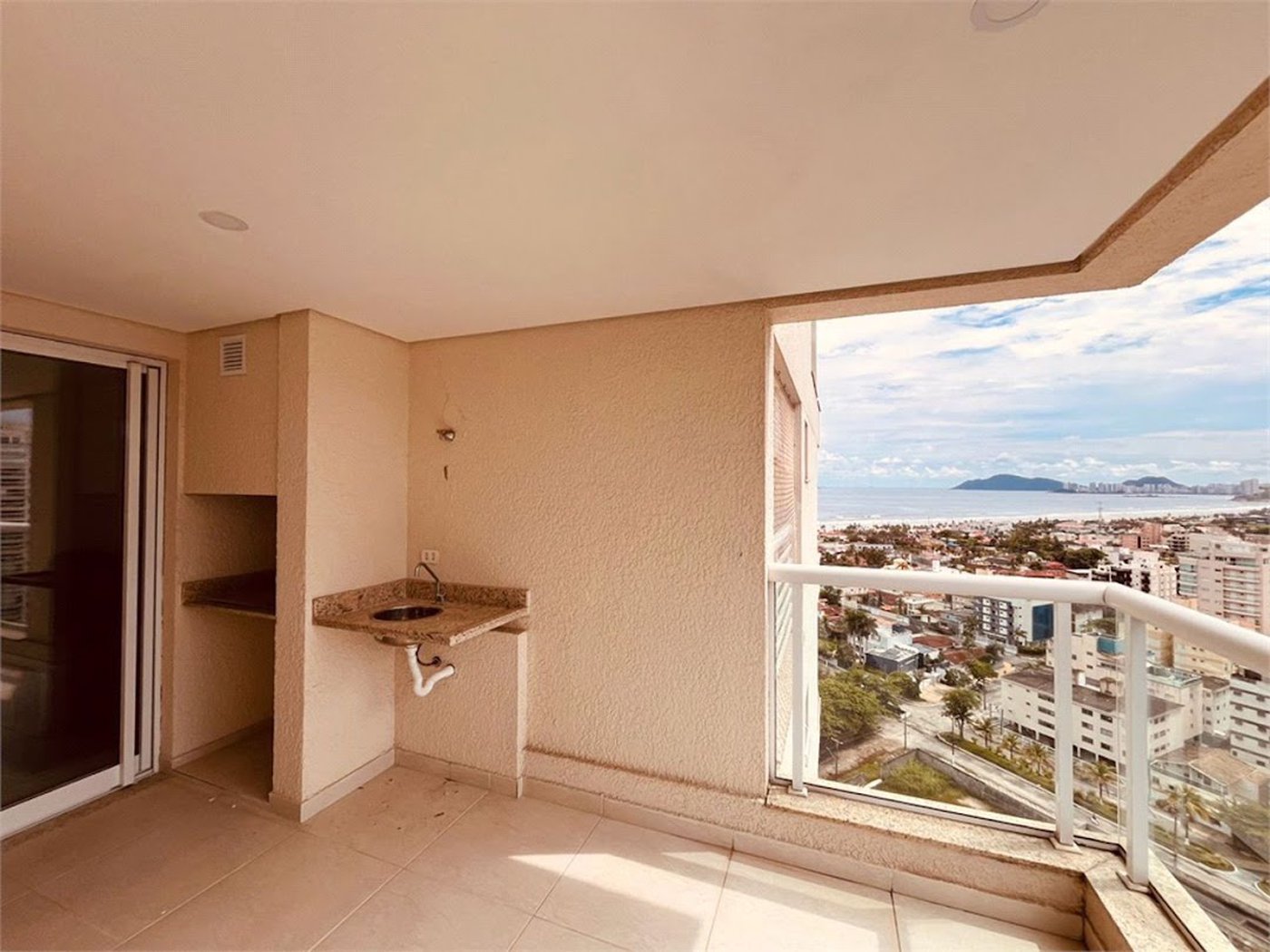 Apartamento com Varanda Gourmet em Condomínio Clube na Enseada – 2 Dormitórios