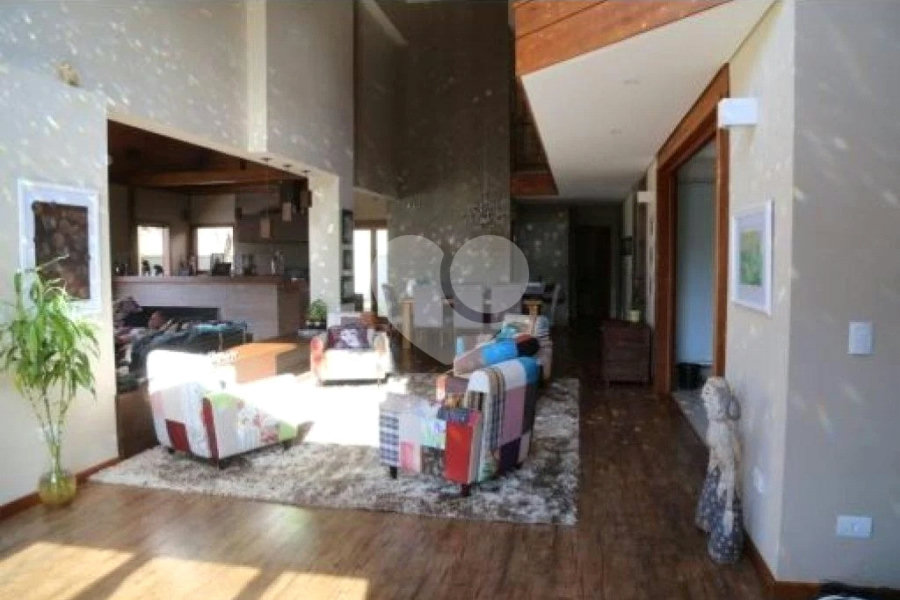 Casa à venda com 4 suítes no condomínio Suíça da Cantareira, Mairiporã - SP