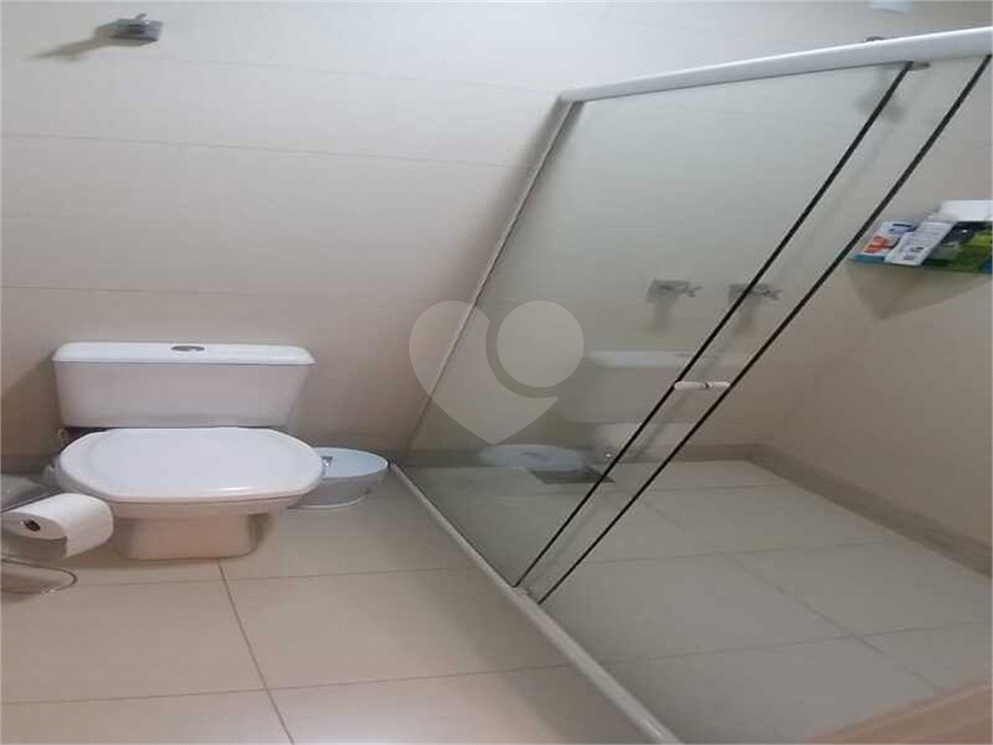 Casa à venda com 5 quartos, sendo 4 suítes, no condomínio Village Saint Charbel, Araçoiaba da Serra - SP