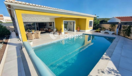 Casa com 3 quartos à venda em Mexilhoeira Grande, Portimão, Portugal – Piscina