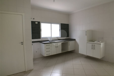 Casa à venda ou para alugar com 3 suítes no condomínio Recanto dos Paturis, Vinhedo - SP