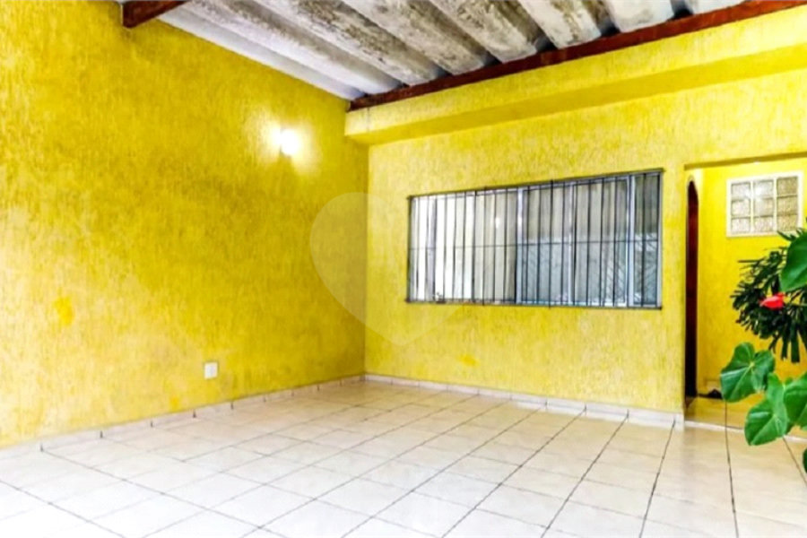 sobrado de 3 andares, sendo o terceiro andar de lazer com churrasqueira, um salão amplo e varanda