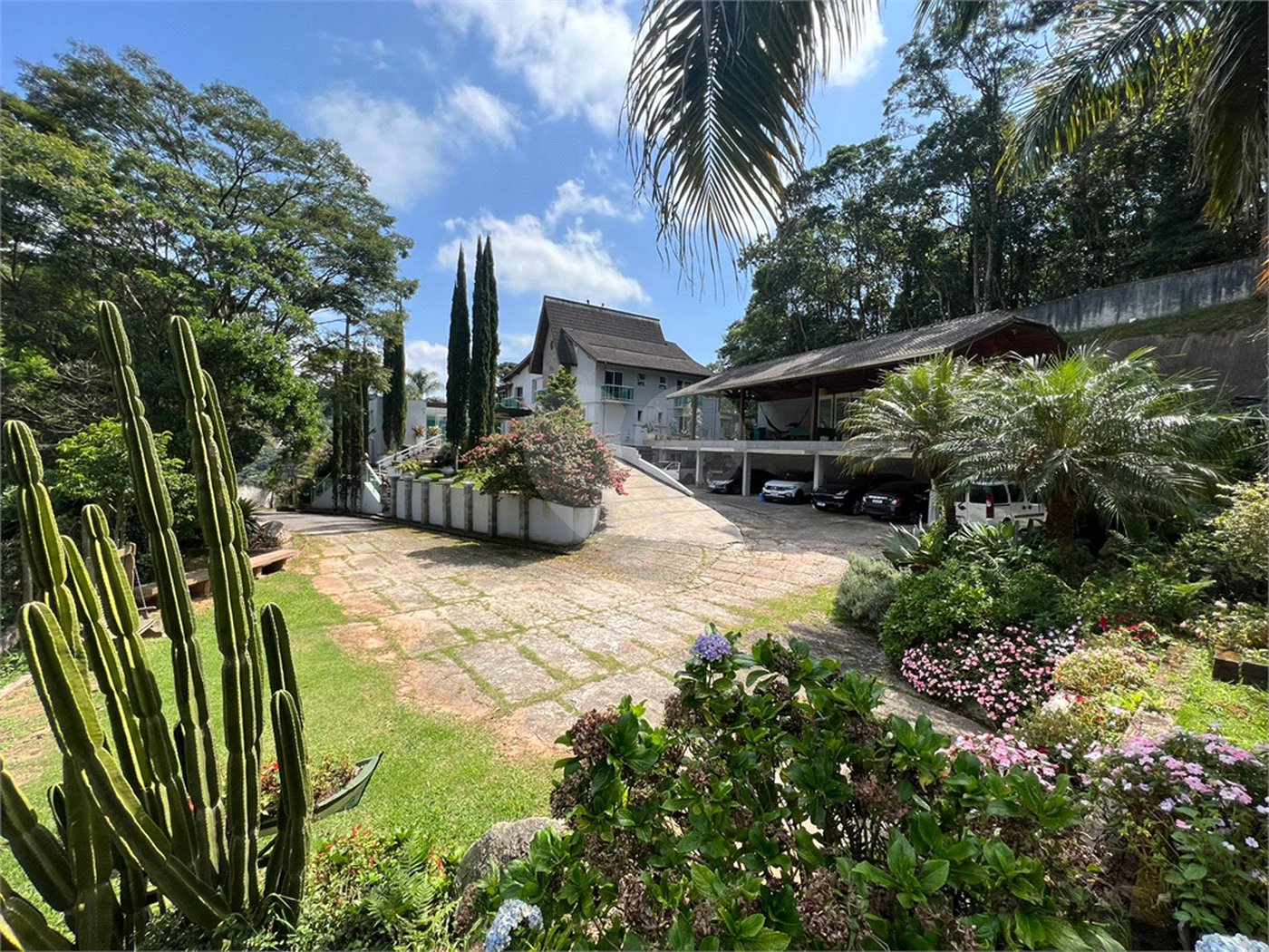 Casa à venda com 6 quartos, sendo 5 suítes, no condomínio Alpes da Cantareira, Mairiporã - SP