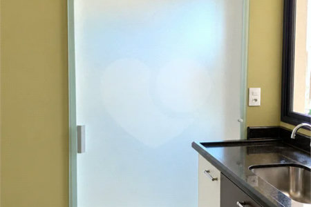 Cobertura de 255 m² com 3 dormitórios, 1 suíte, cozinha planejada, 2 vagas e área gourmet com churrasqueira.