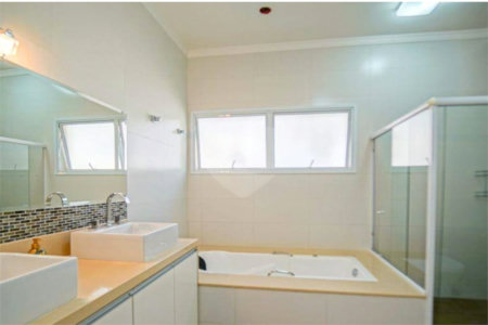 Casa à venda com 4 quartos, sendo 2 suítes, no condomínio Residencial Jardim Primavera, Louveira - SP