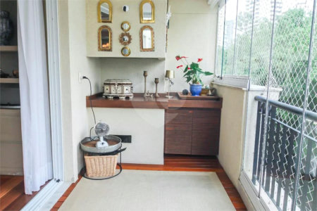 Apartamento à venda com 3 suítes em Real Parque, São Paulo, SP