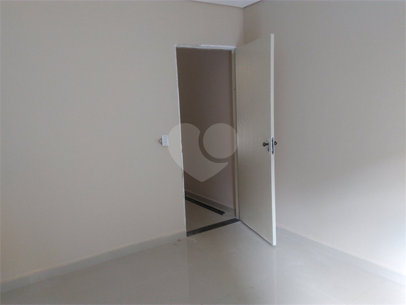 Casa à venda com 3 quartos, sendo 1 suíte,  no condomínio Nair Ramos Shuring, São Paulo - SP