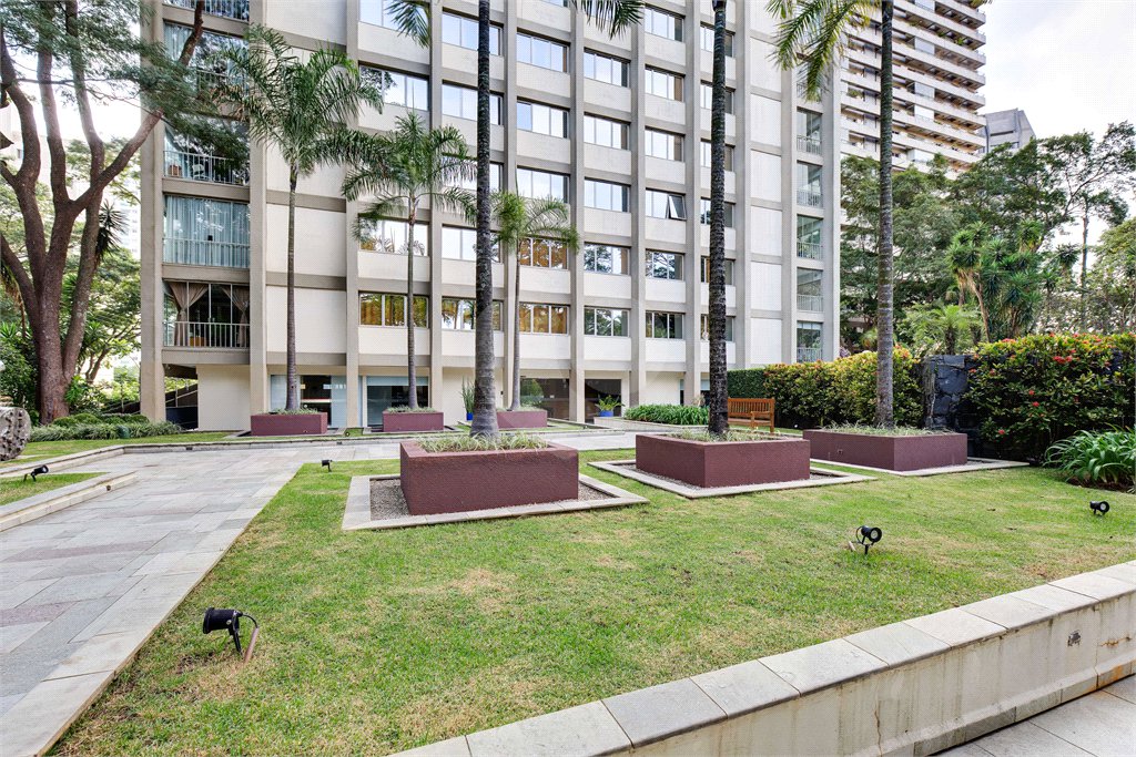 Apartamento à venda com 3 quartos, sendo 2 suítes,  em Alto da Boa Vista, São Paulo, SP