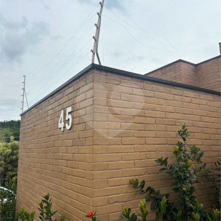 Casa Térrea com Acabamento em Tijolo Aparente e Quintal Amplo - Próximo ao Shopping Iguatemi