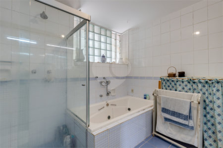 Casa Térrea à venda ou para alugar com 5 quartos, sendo 2 suítes,  em Jardim Prudência, São Paulo, SP