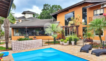 Casa à venda com 8 quartos, sendo 4 suítes,  em Roseira, Mairiporã, SP