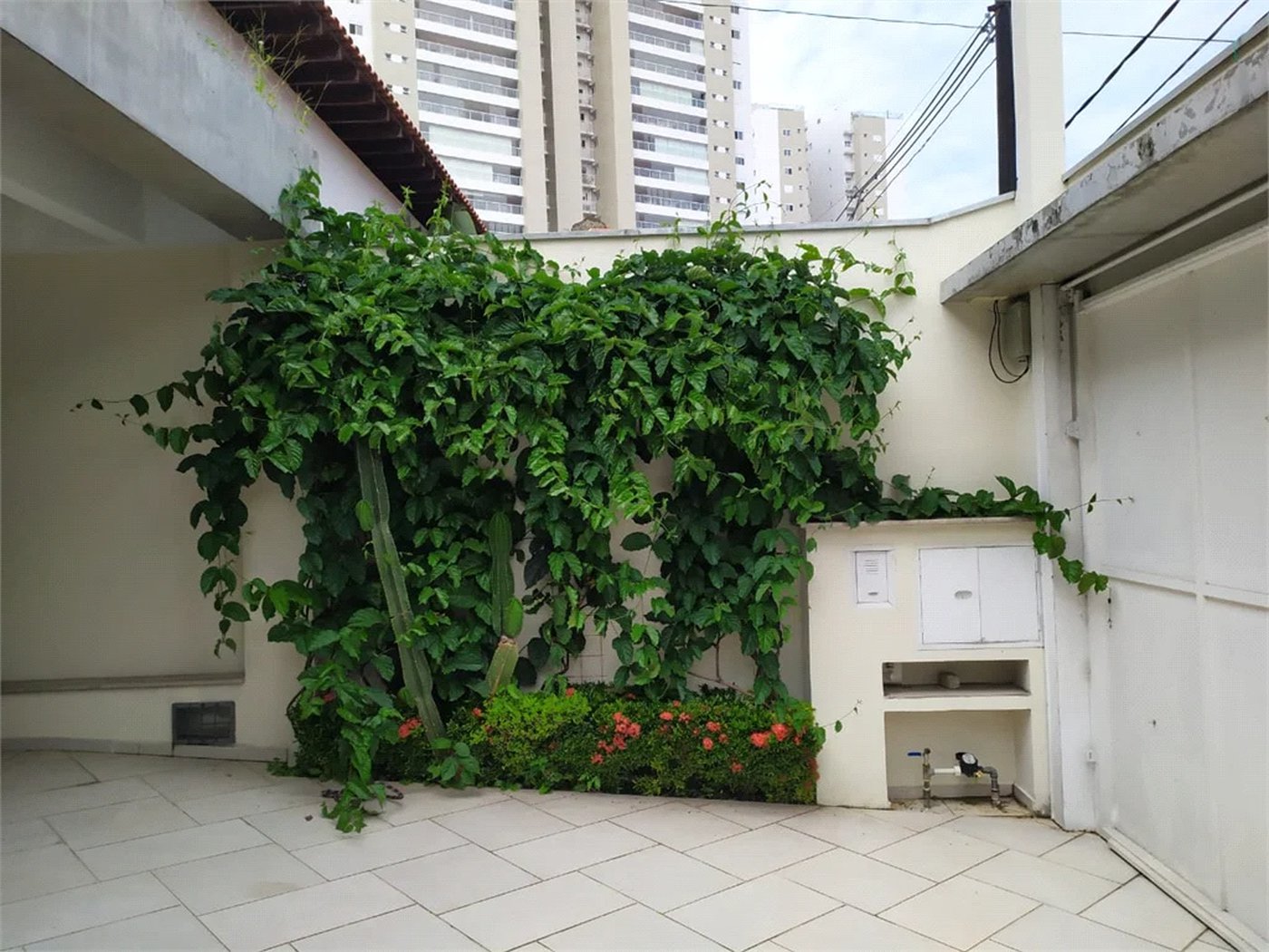 Casa à venda com 4 quartos, sendo 2 suítes, em Jardim das Vertentes, São Paulo, SP
