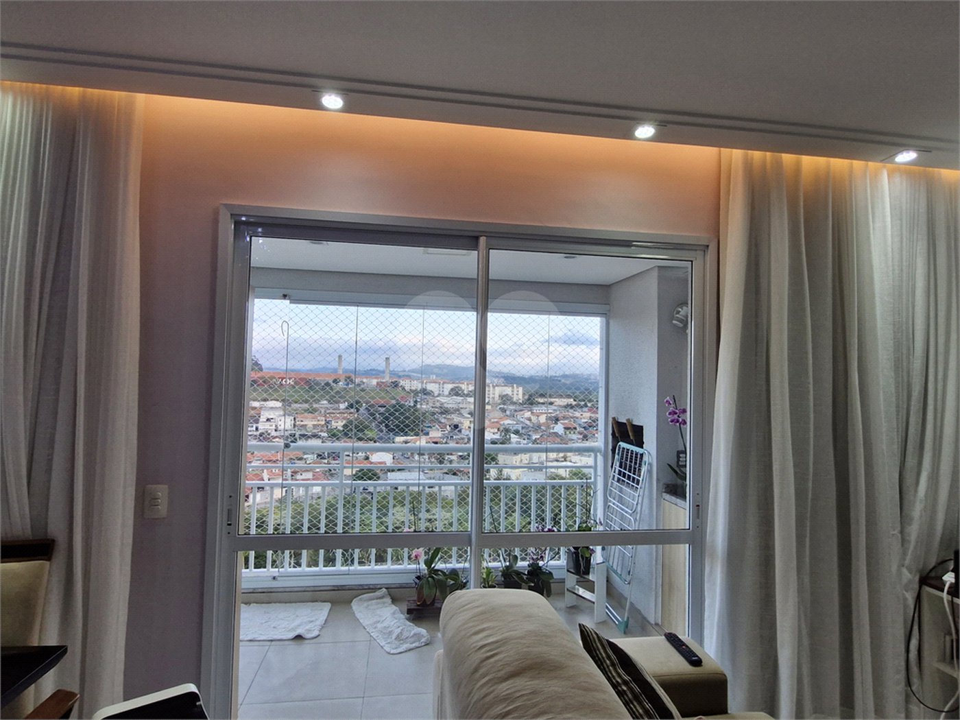 Apartamento à venda com 3 quartos, sendo 1 suíte,  em Vila Suissa, Mogi das Cruzes, SP