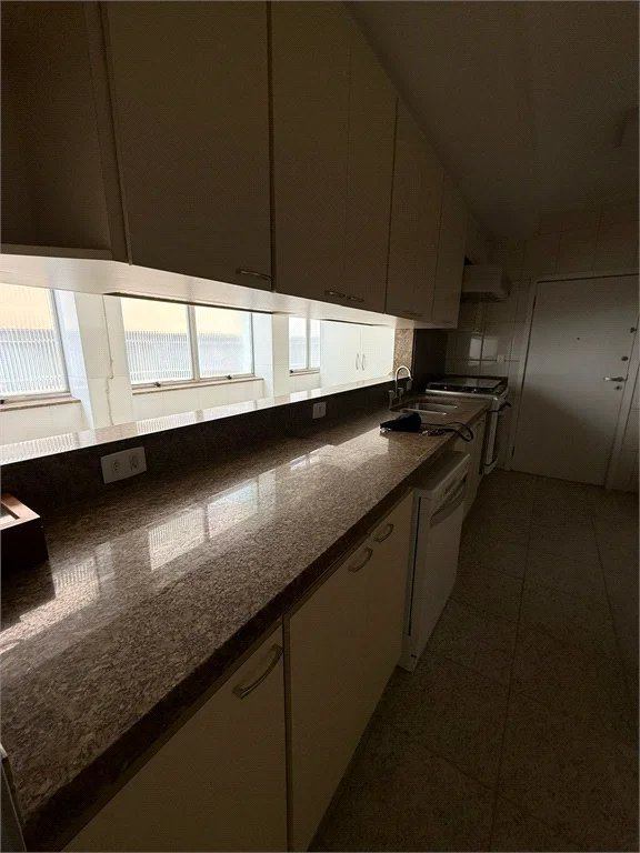 Triplex à venda ou para alugar com 3 suítes em Vila Suzana, São Paulo, SP