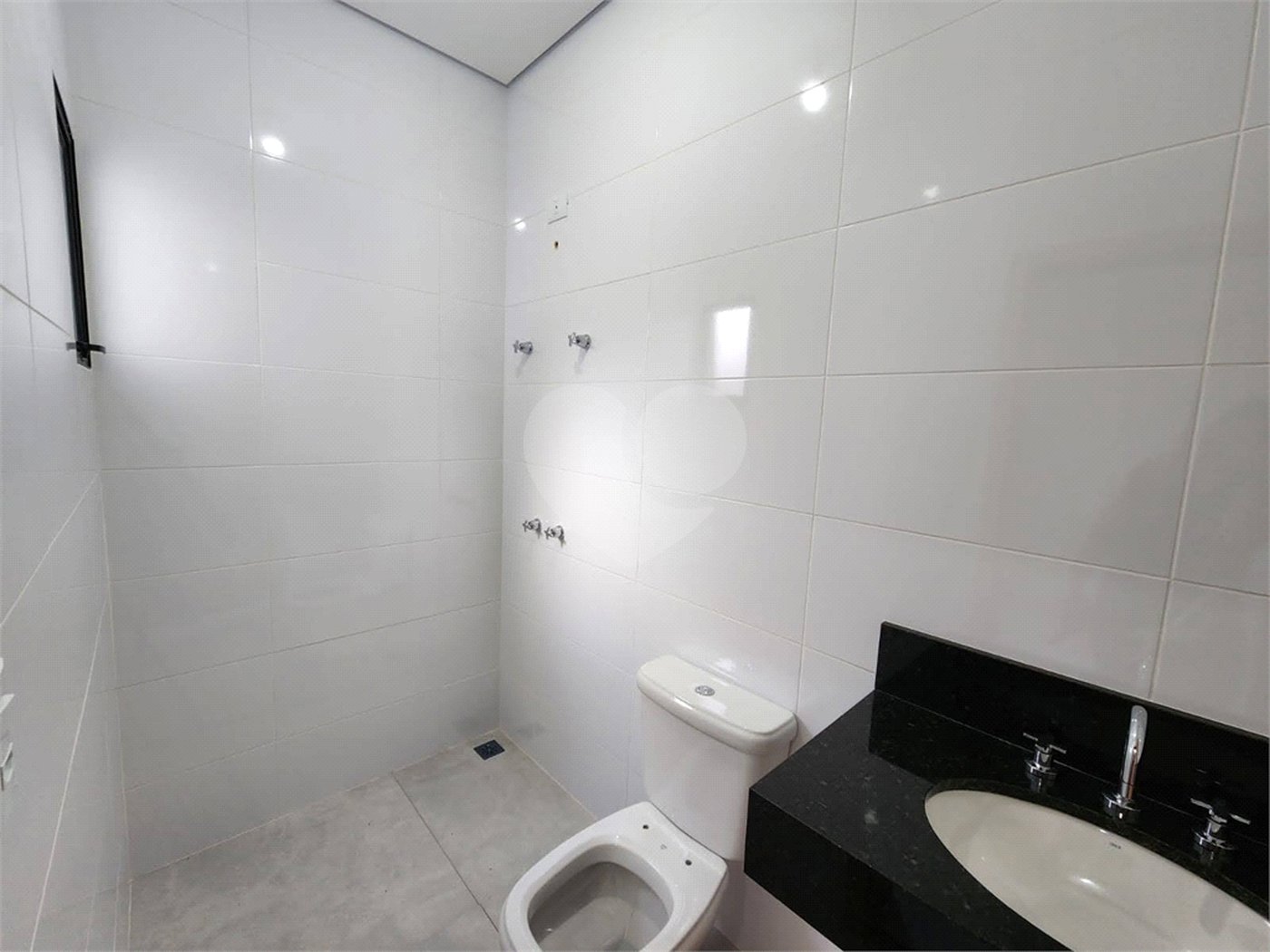 Casa à venda com 3 quartos, sendo 1 suíte, no condomínio Santinon, Sorocaba - SP