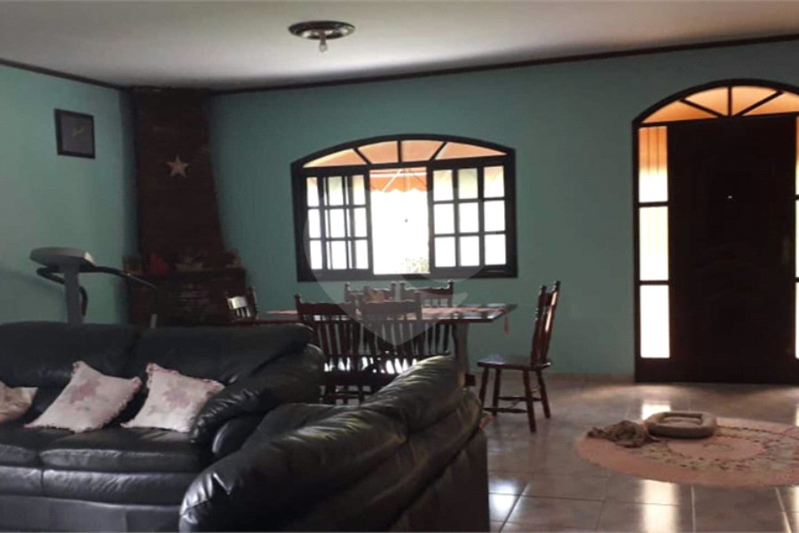 Casa à venda com 4 quartos, sendo 2 suítes, no condomínio Gleba II, Mairiporã - SP