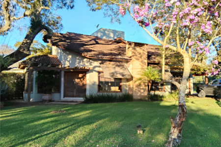 Casa à venda com 7 quartos, sendo 4 suítes, no condomínio Riviera de Santa Cristina XIII, Paranapanema - SP
