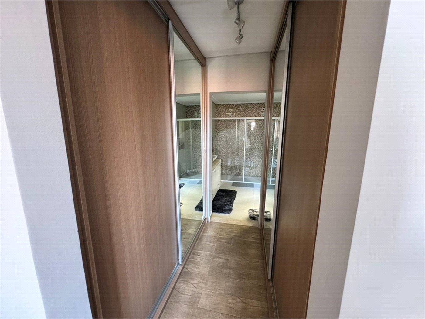 Casa à venda com 3 quartos, sendo 1 suíte, no condomínio Residencial Jardim das Flores 1510, Cotia - SP