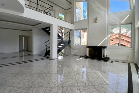 Casa à venda com 4 quartos, sendo 2 suítes, no condomínio Flamboyant, Atibaia - SP