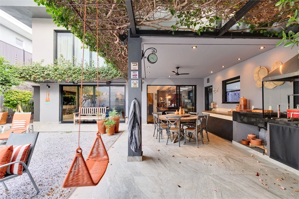 Casa à venda com 4 suítes em Granja Julieta, São Paulo, SP