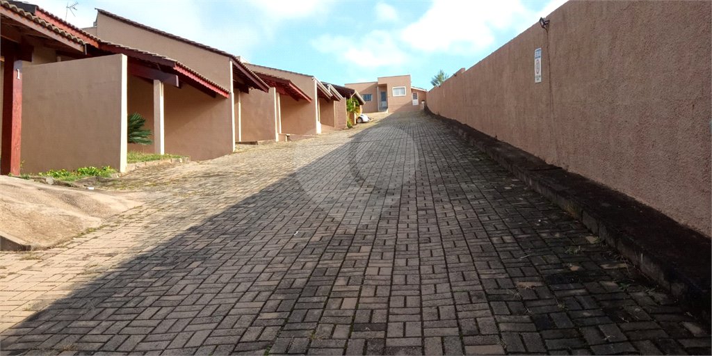 Linda casa em condomínio fechado com 2 Dormitórios.