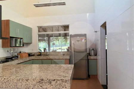 Refúgio de Alto Padrão em Condomínio Fechado: Natureza, Charme e 5.500m² de Terreno