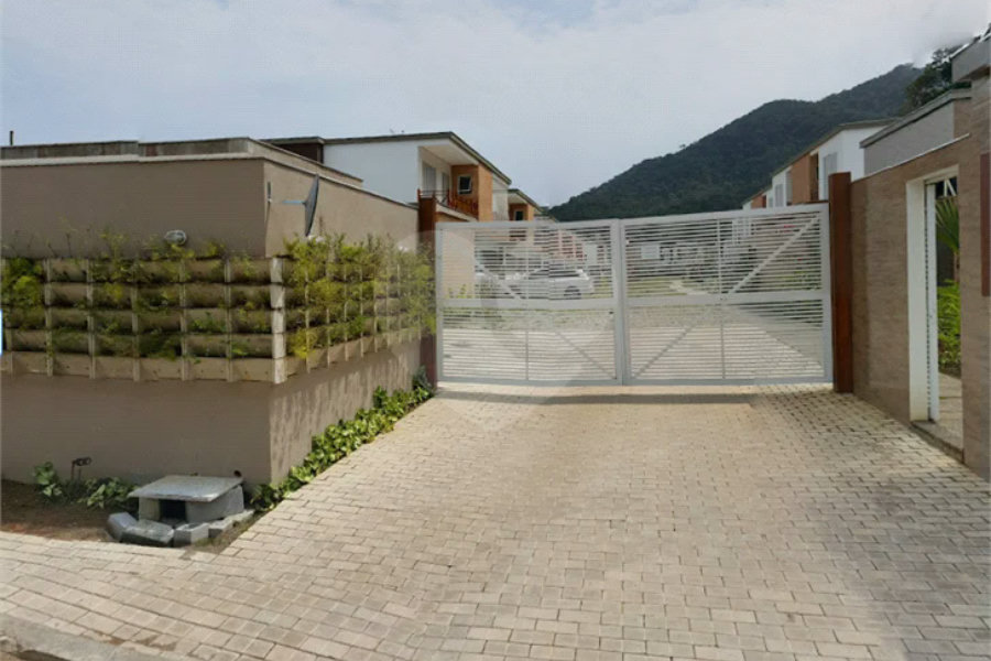 Maravilhosa Casa em Condomínio com 4 Suítes na Praia de Juquehy!!!