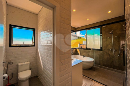 Casa à venda com 4 quartos, sendo 3 suítes,  no condomínio Vintage, Cotia - SP