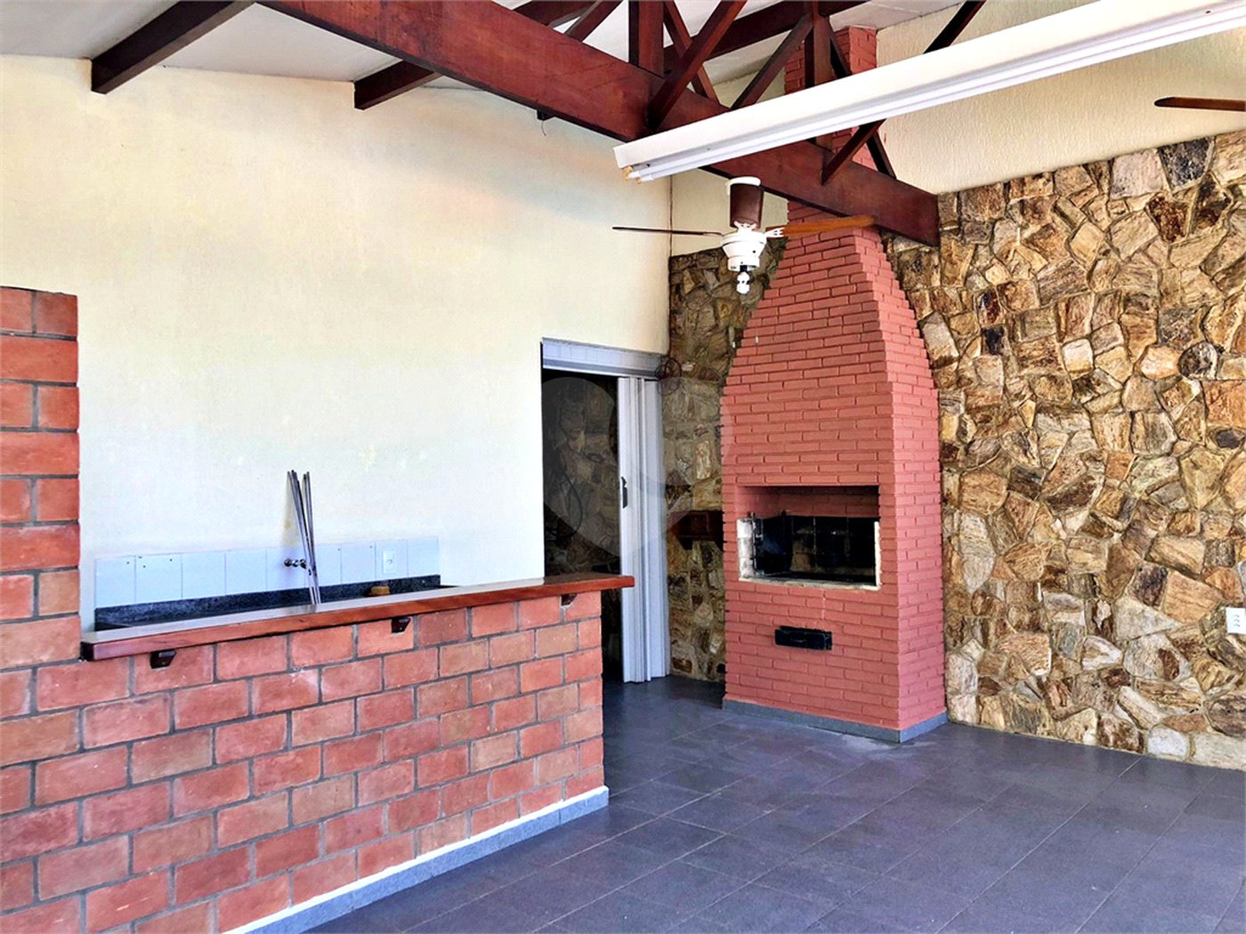 Casa à venda com 4 quartos, sendo 2 suítes, no condomínio Estância Marambaia, Vinhedo - SP