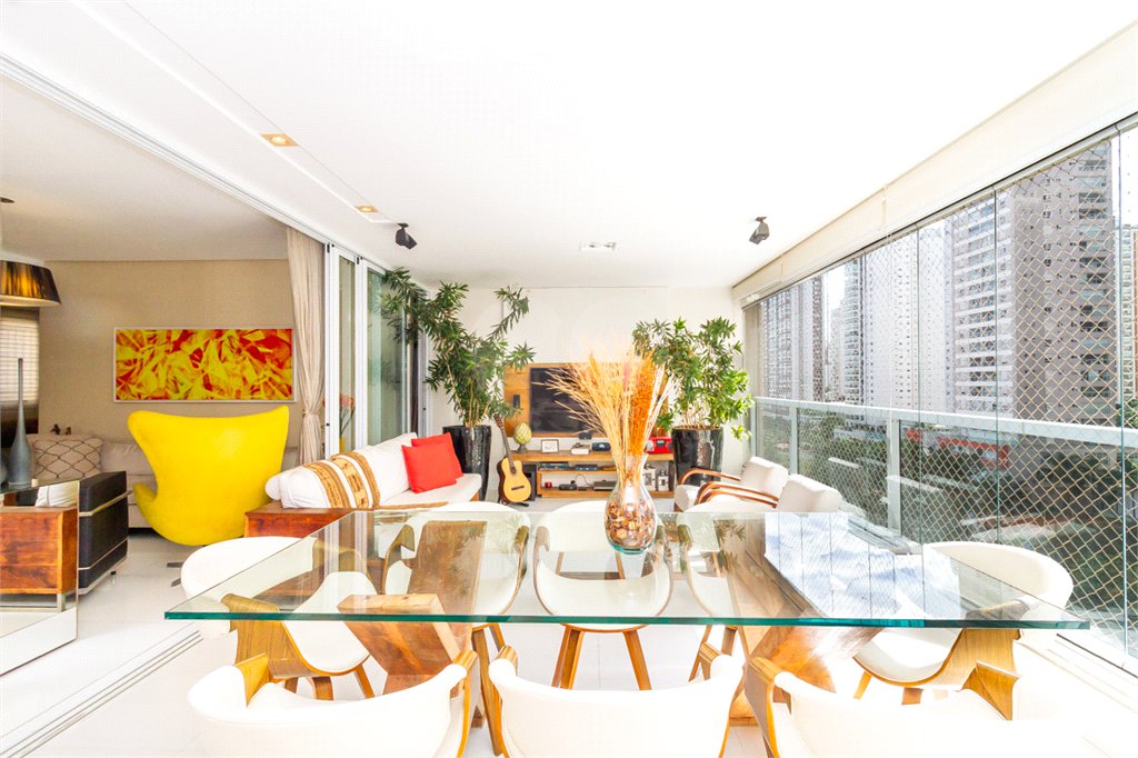 Apartamento de Alto Padrão no Campo Belo para venda com porteira fechada, com 4 dormitórios suítes e 4 vagas com lazer de club.