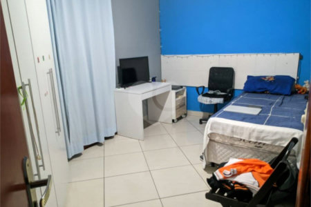 Sobrado à venda com 3 quartos, sendo 1 suíte,  em Jardim Vitória, Suzano, SP
