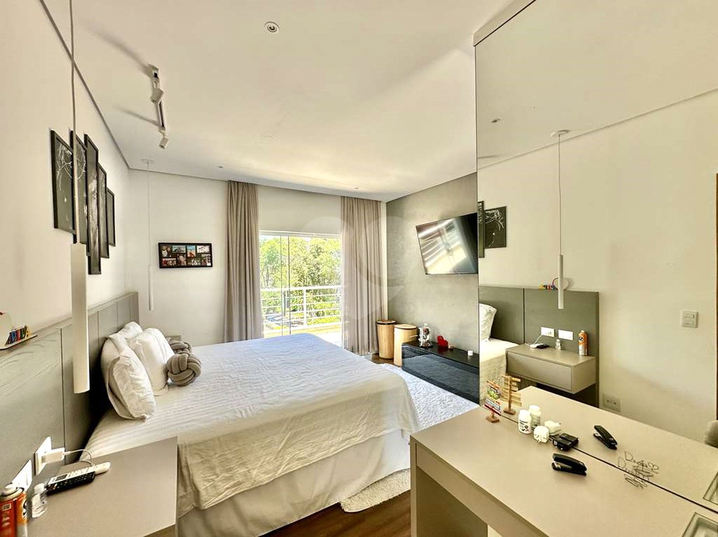 Casa à venda com 4 quartos, sendo 3 suítes, no condomínio Vilarejo, Carapicuíba - SP