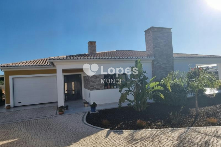 Casa com 3 quartos à venda em Mexilhoeira Grande, Portimão, Portugal – Piscina