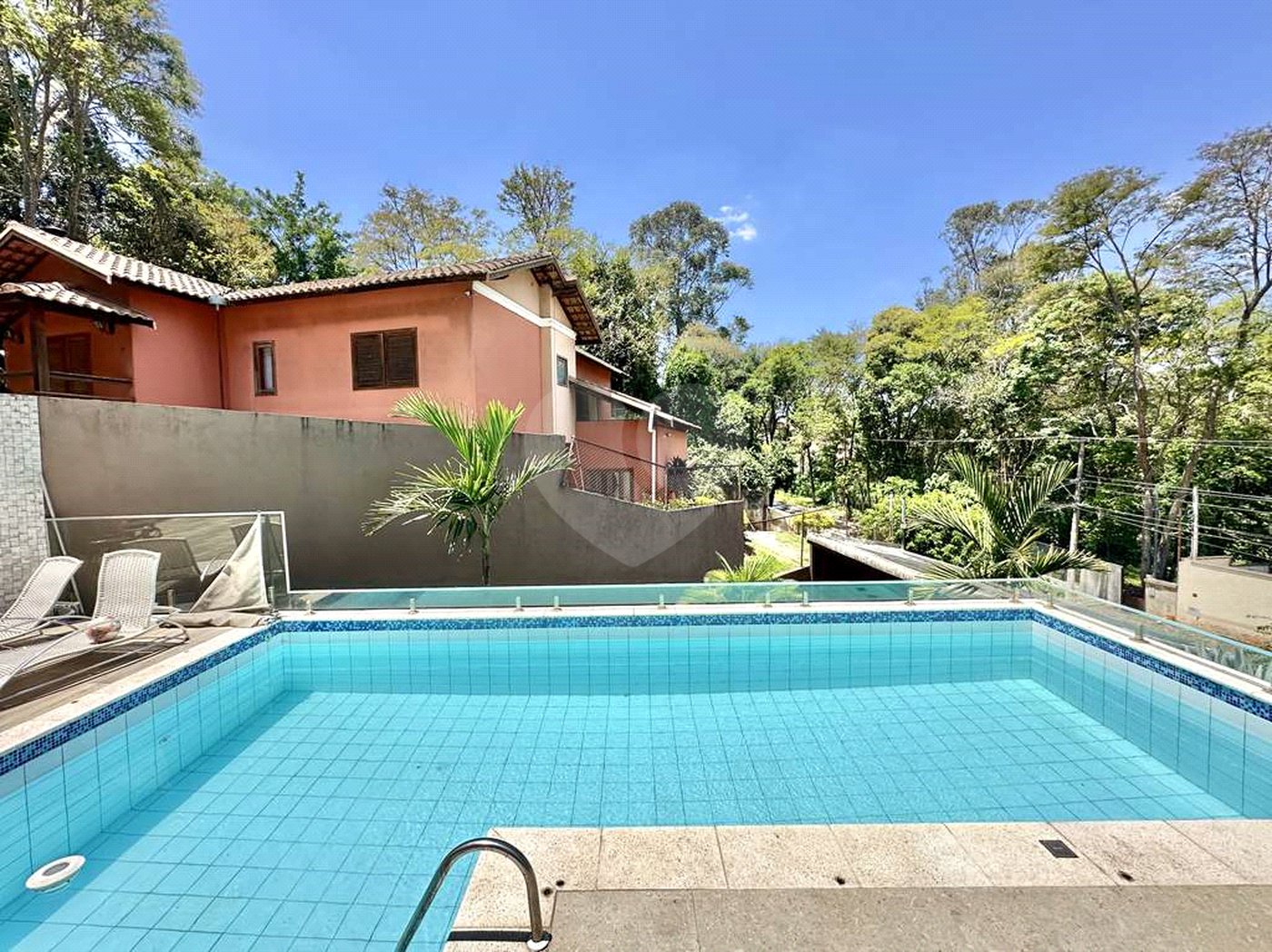 Casa à venda com 4 quartos, sendo 3 suítes, no condomínio Vilarejo, Carapicuíba - SP