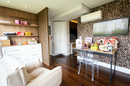 Apartamento à venda com 5 quartos, sendo 4 suítes,  em Parque Reboucas, São Paulo, SP