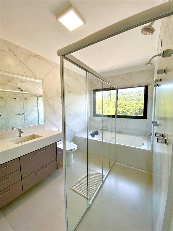 Casa à venda com 3 quartos, sendo 2 suítes, no condomínio Residencial Marchant Buarque, Atibaia - SP