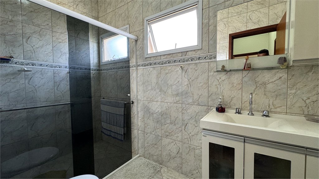Casa à venda com 4 quartos, sendo 3 suítes, no condomínio Terras de Mont Serrat, Salto - SP