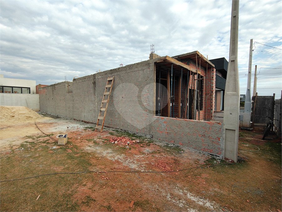 Casa à venda com 3 quartos, sendo 1 suíte, no condomínio Lago dos Ipês, Itapetininga - SP