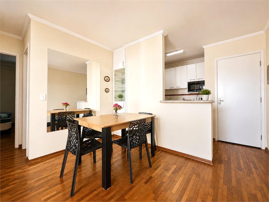 Apartamento á venda no centro com dois dormitórios e sacada.