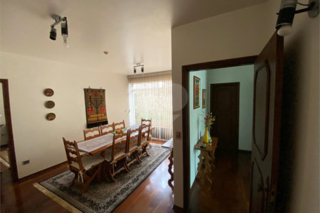 Casa Térrea com 3 suítes, sendo 1 suíte master.