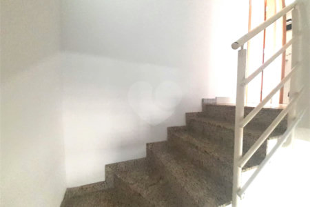 Casa à venda com 3 quartos, sendo 1 suíte, no condomínio Apeu, São Paulo - SP