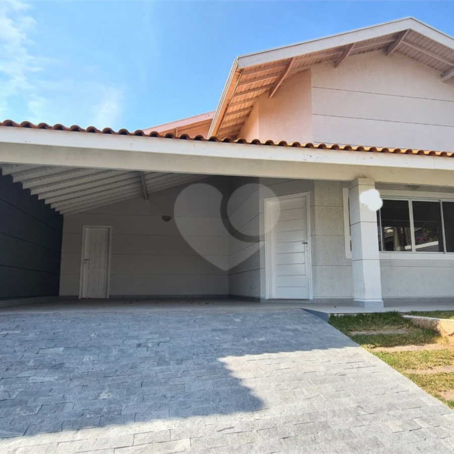 Casa à venda com 3 quartos, sendo 2 suítes, no condomínio Terras de São Francisco, Vinhedo - SP