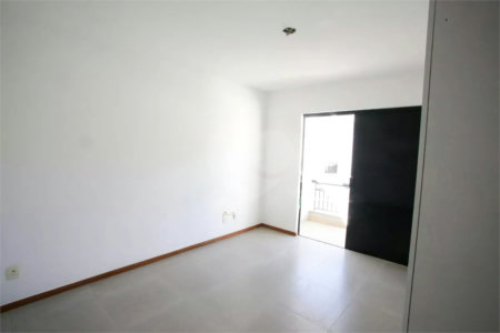 Casa à venda com 4 quartos, sendo 3 suítes, no condomínio Lícia de Alvarenga, Rio de Janeiro - RJ