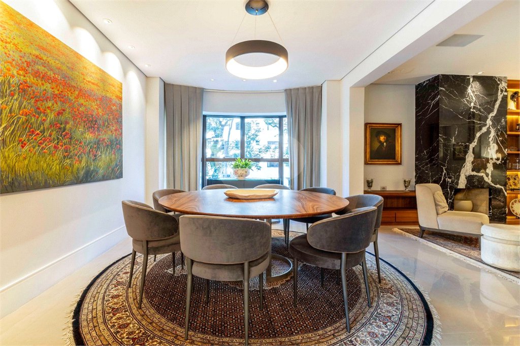 Apartamento à venda com 4 quartos, sendo 3 suítes, em Moema, São Paulo, SP